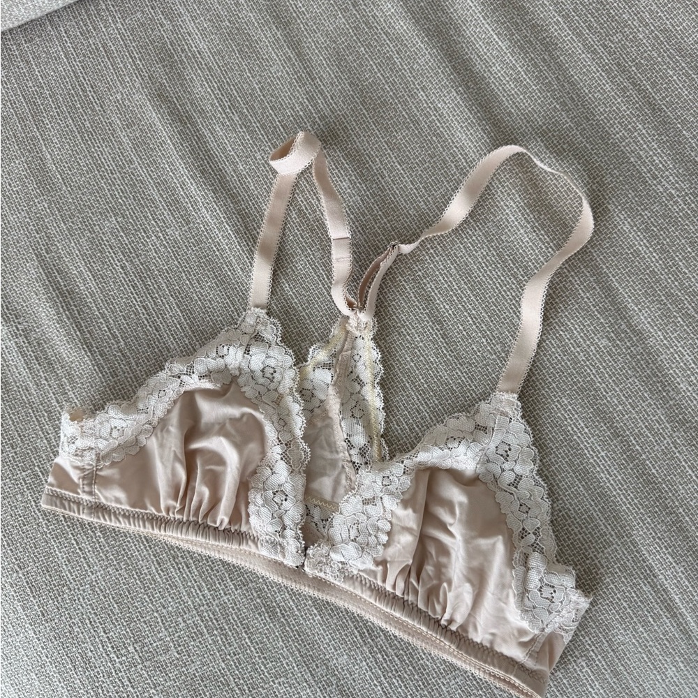 Elegant Lace Trimmed Bralette - Cream. Size xs.